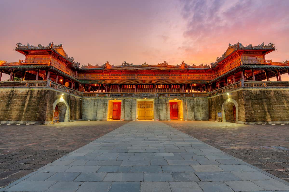 Porte méridienne de la cité impériale de Hué au coucher du soleil