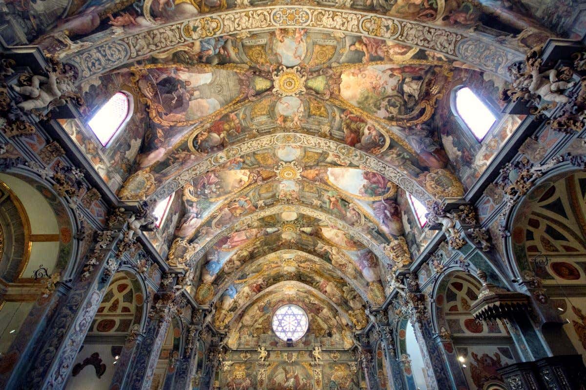 Interior de la iglesia de San Nicolás donde se pueden ver preciosos frescos 
