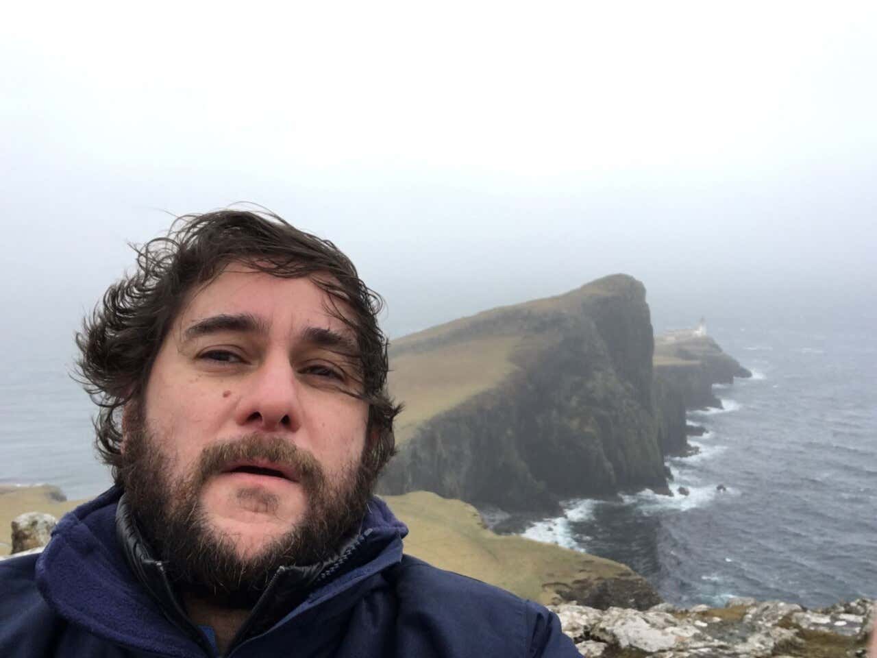 Fran posando con acantilados de fondo en la Isla de Skye, en Escocia