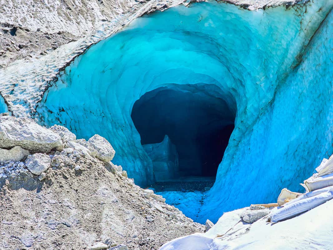 Entrée de la Mer de Glace, un conduit bleu et glacé sous la montagne