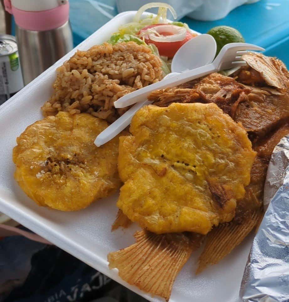 Mojarra frita con arroz, patacones y ensalada