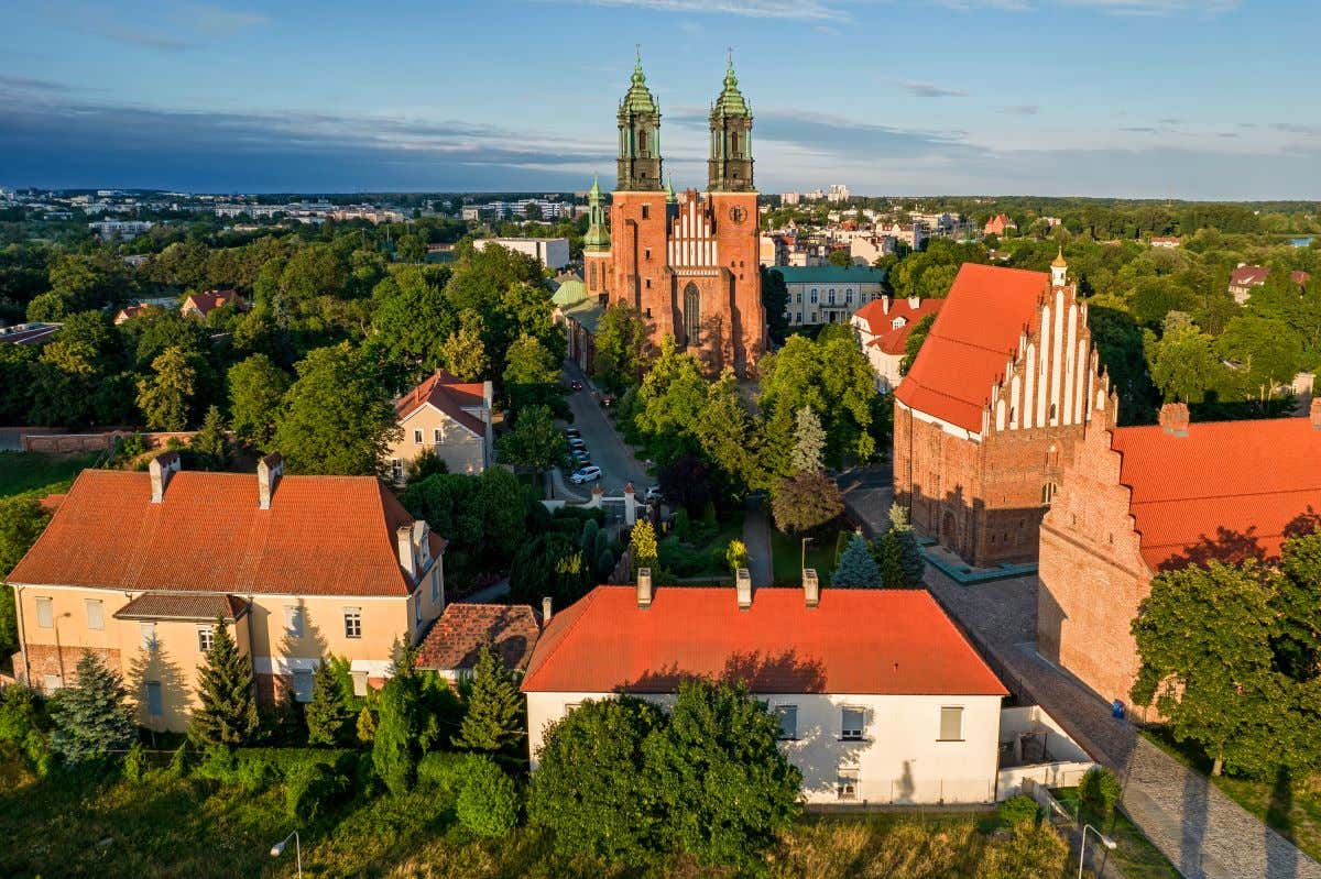 Vistas de Ostrów Tumski, una isla situada entre dos brazos del río Warta 