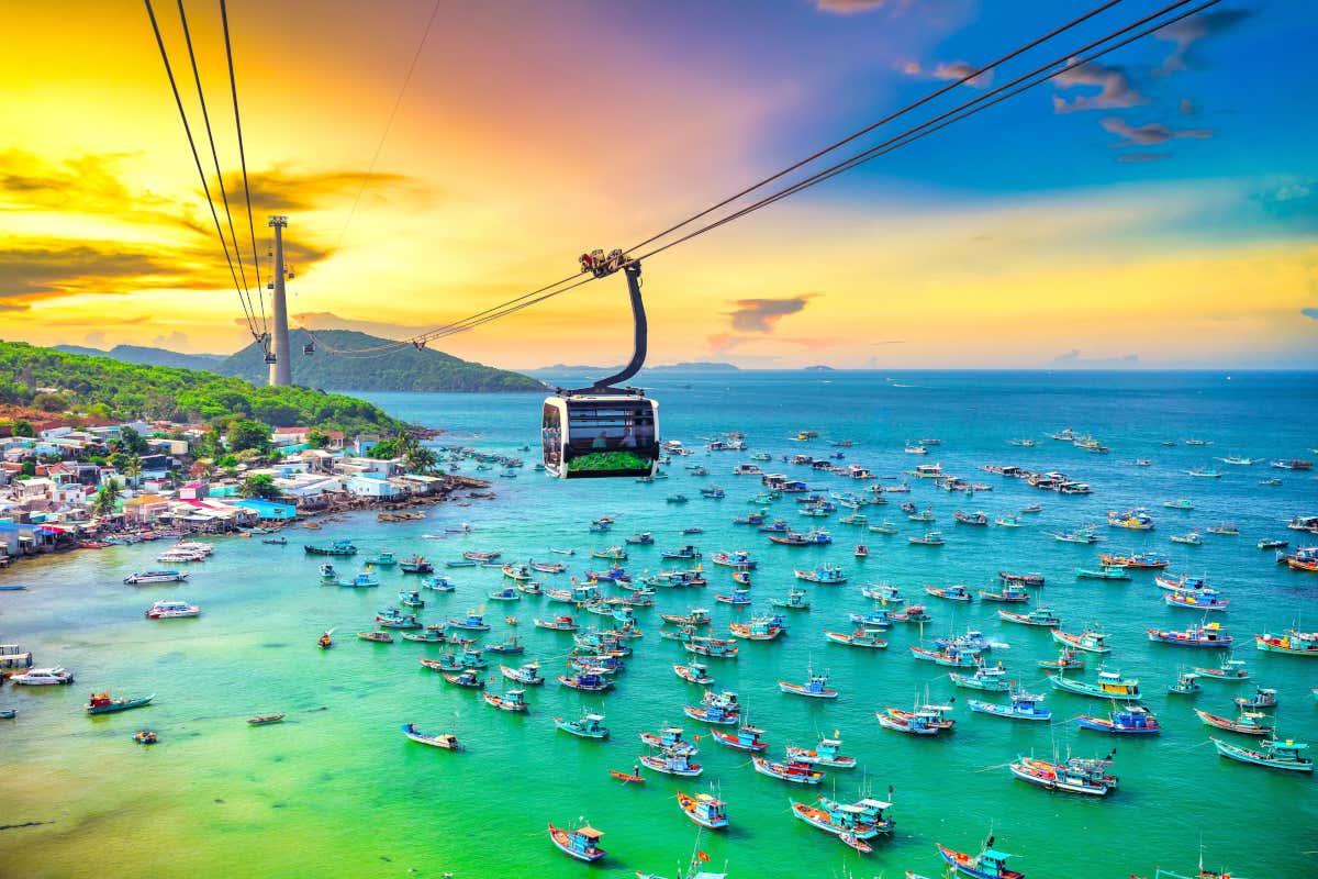 Le plus long téléphérique du monde, à Phu Quoc, au cocuher du soleil