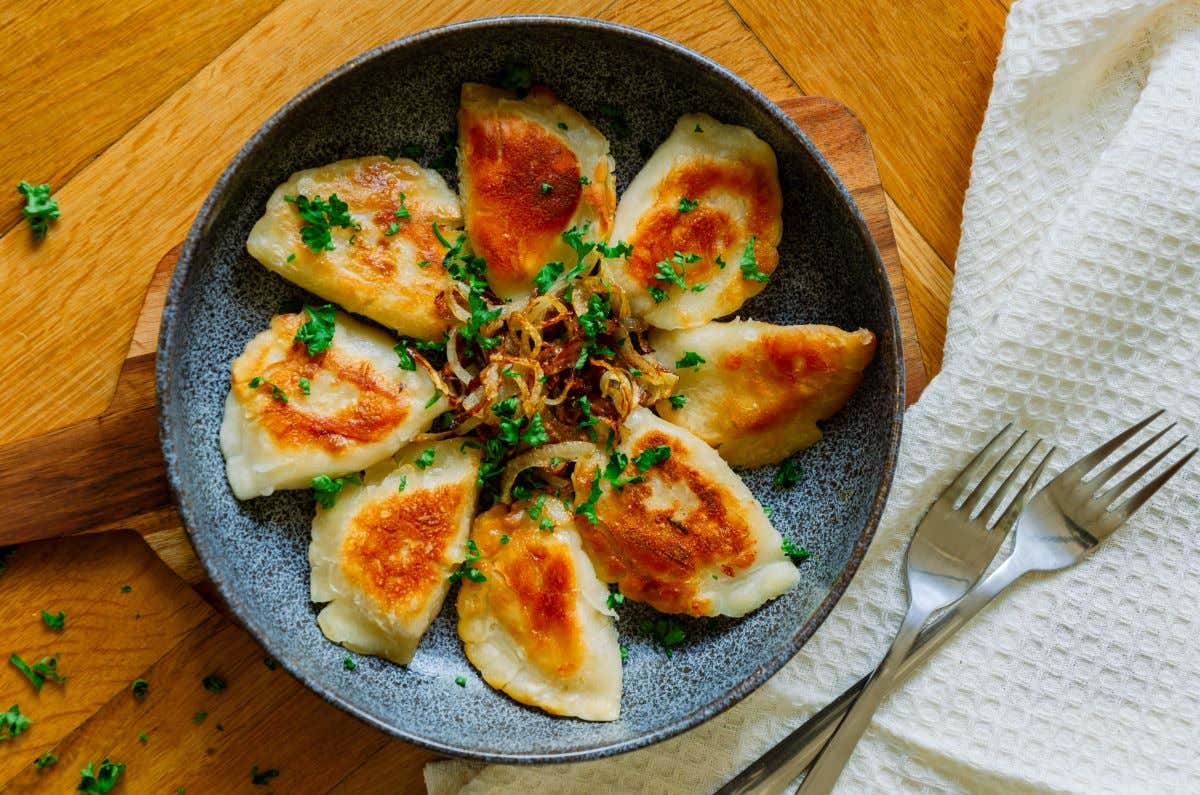 Detalle de un plato de pierogi, una de las recetas más típicas de Polonia