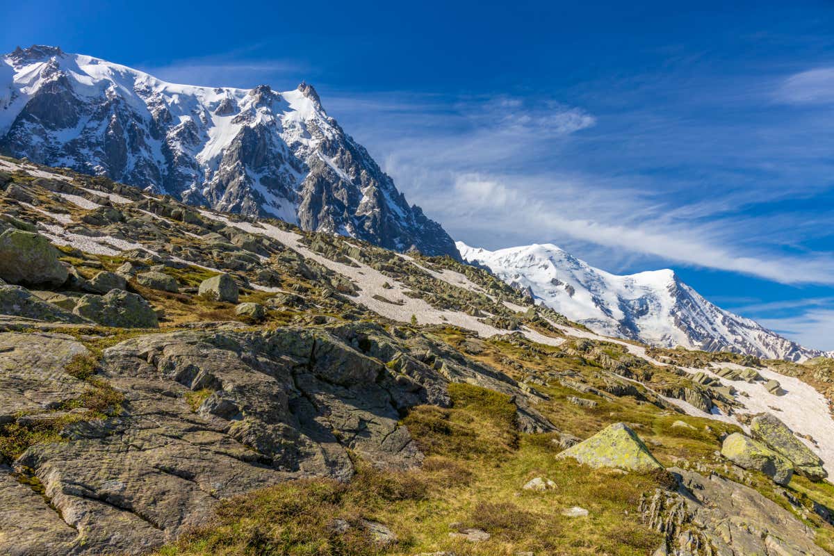 Chemin de randonnée près du Plan de l'Aiguille avec les sommets enneigés en toile de fond