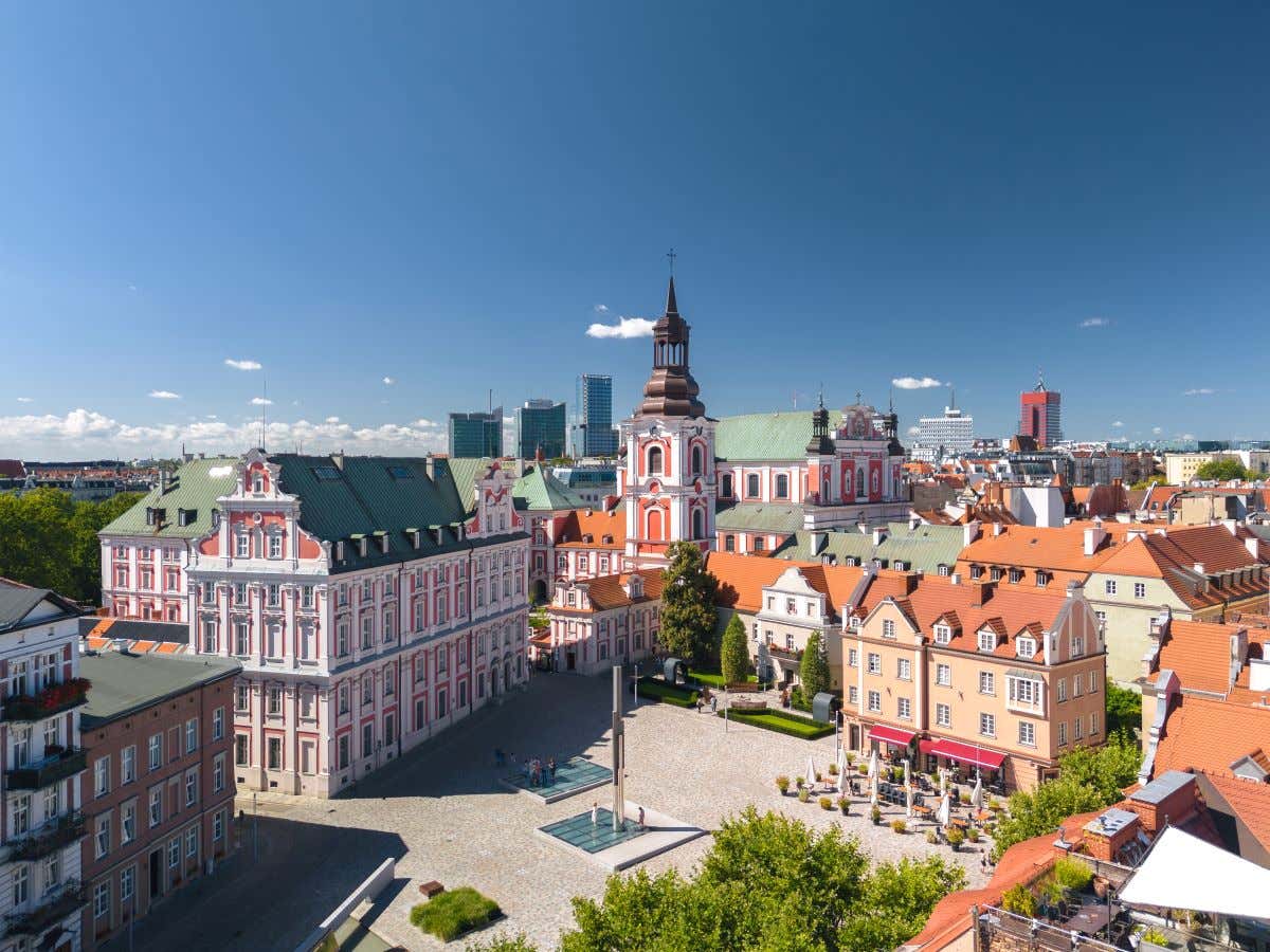 Vista panorámica de la Plaza Kolegiacki en un día despejado 