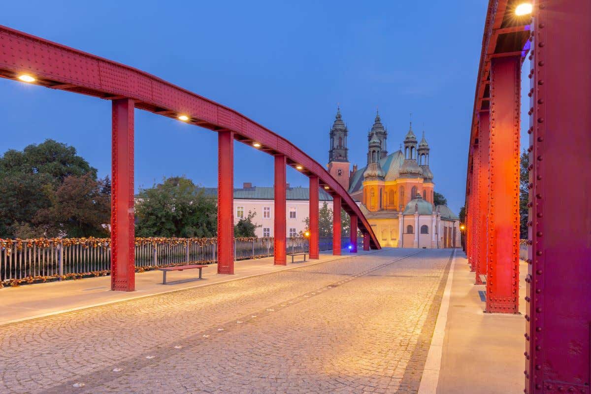 Puente del Obispo Jordán iluminado al atardecer 
