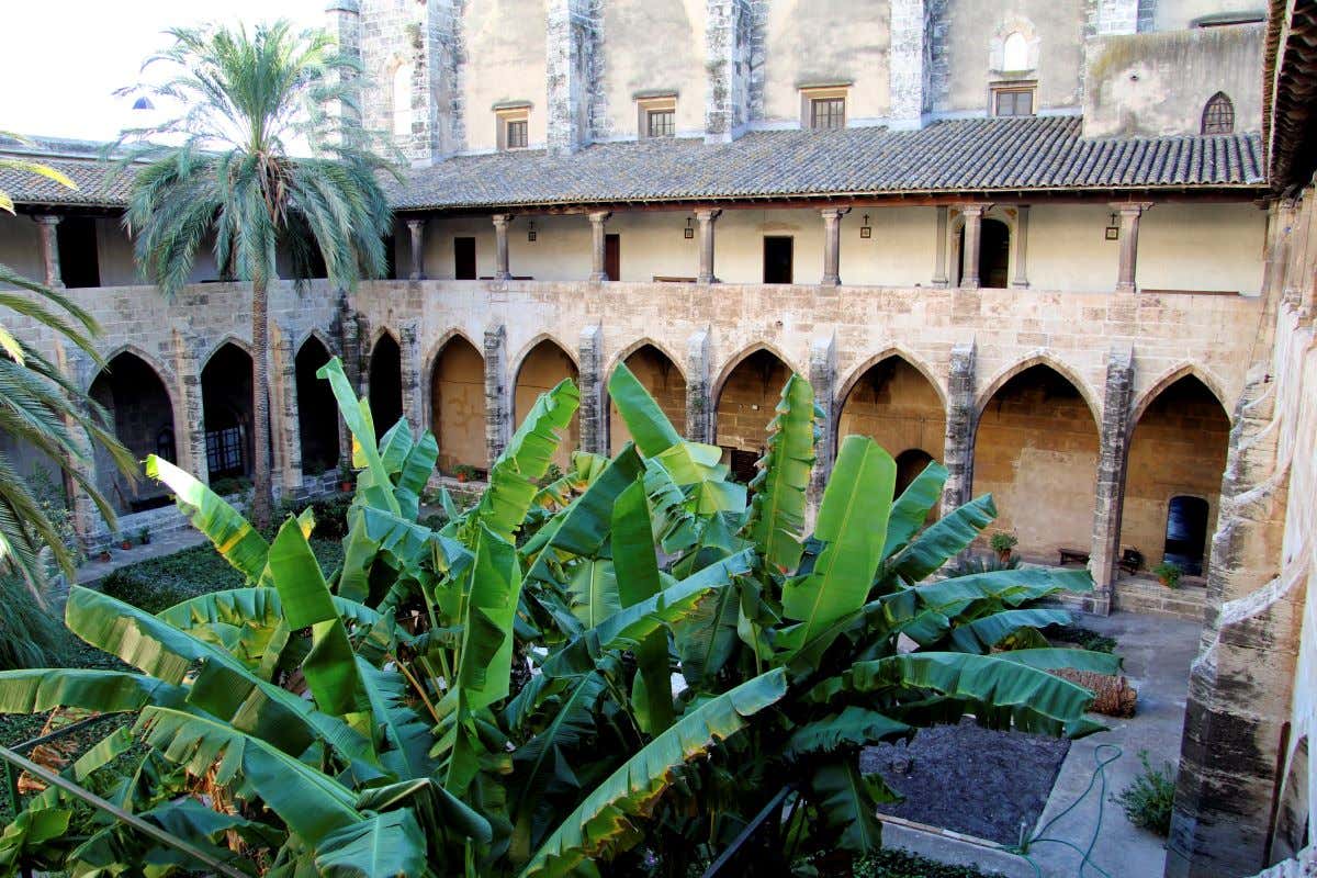 Vista del patio interior del monasterio medieval de la Trinidad, en Valencia