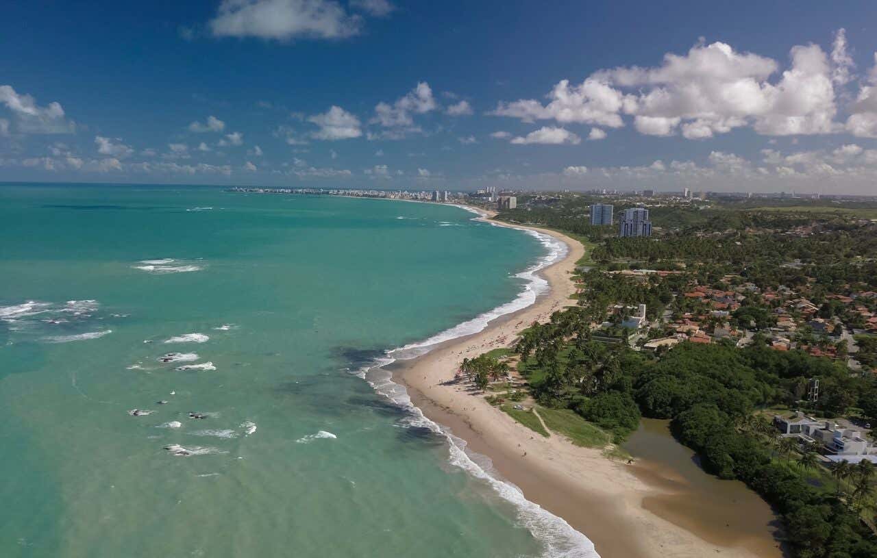Bela vista aérea da praia de Paripueira, localizada no norte de Alagoas