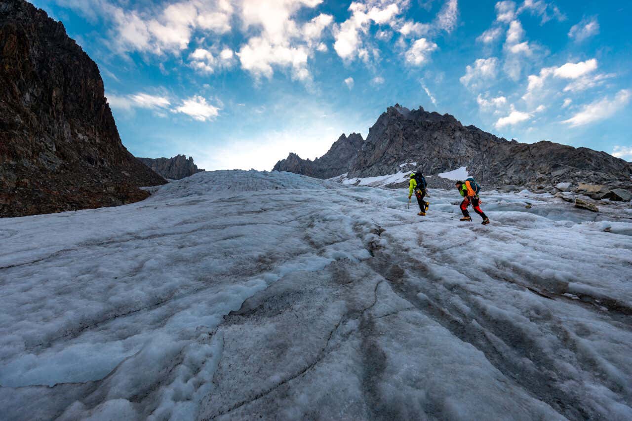 Deux alpinistes sur un glacier à Chamonix sous le ciel bleu