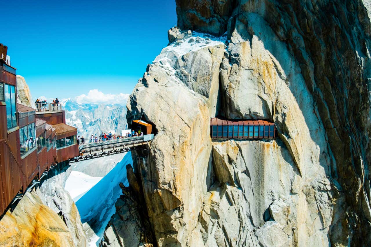 Pont sur l'Aiguille du Midi, au-dessus du vide, avec des voyageurs le traversant