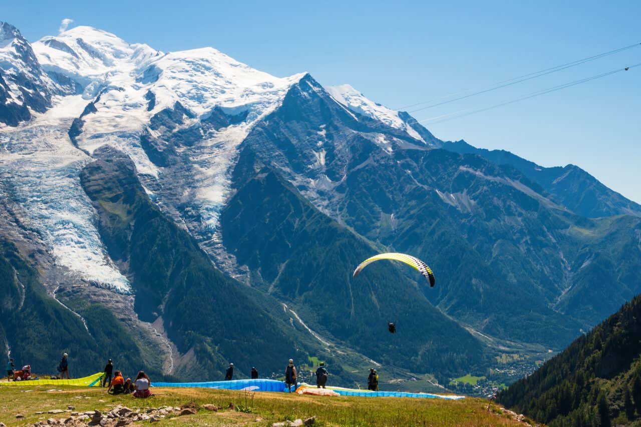 Parapentistes prêts au décollage à Chamonix, avec les montagnes en toile de fond