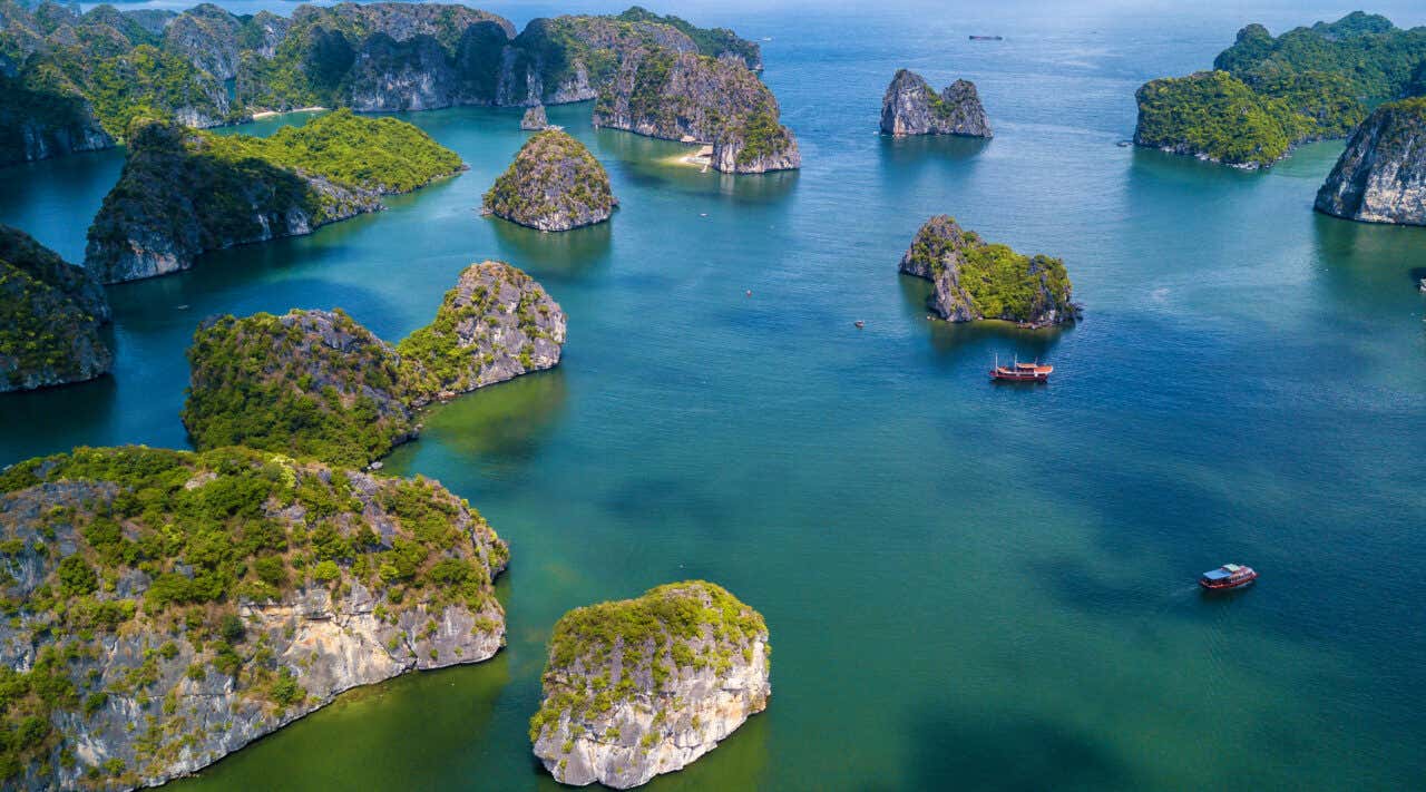 Vue sur la baie de Lan Ha, avec ses formations rocheuses au milieu de l'eau