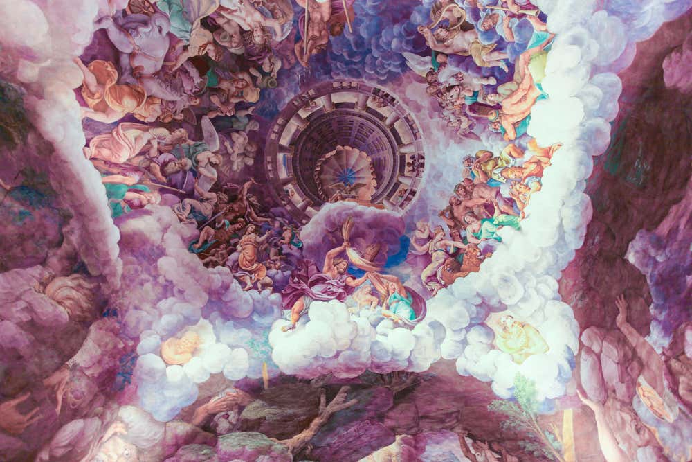 Affresco della Sala dei Giganti a Palazzo Te a Mantova con scene mitologiche, nuvole turbinose e figure divine dipinte su soffitto e pareti in prospettiva illusionistica