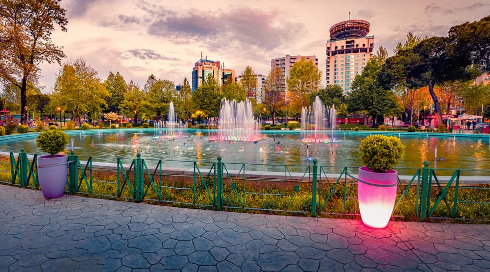 Spettacolare vista su Piazza Scanderbeg con la fontana illuminata.