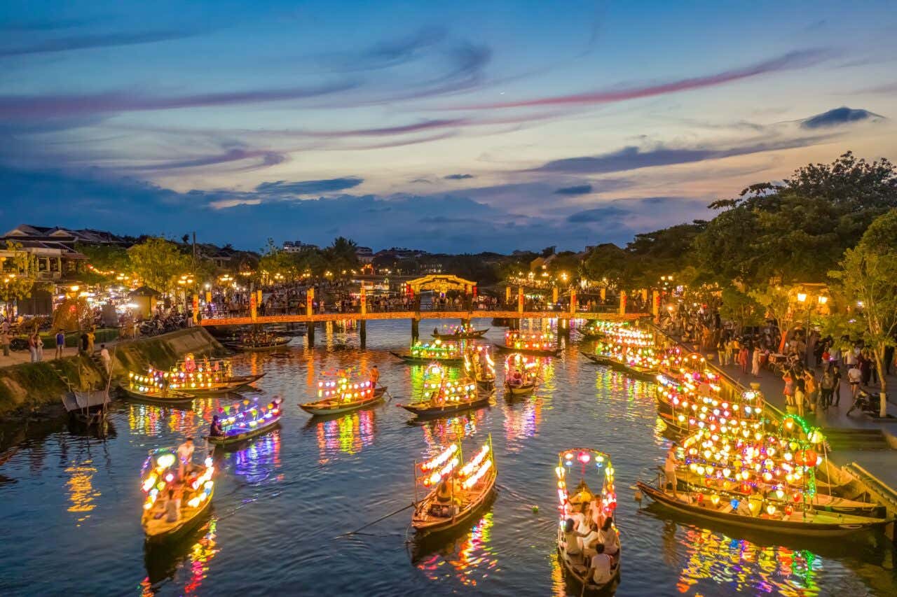 Hoi An de nuit avec des bateaux aux mille lanternes