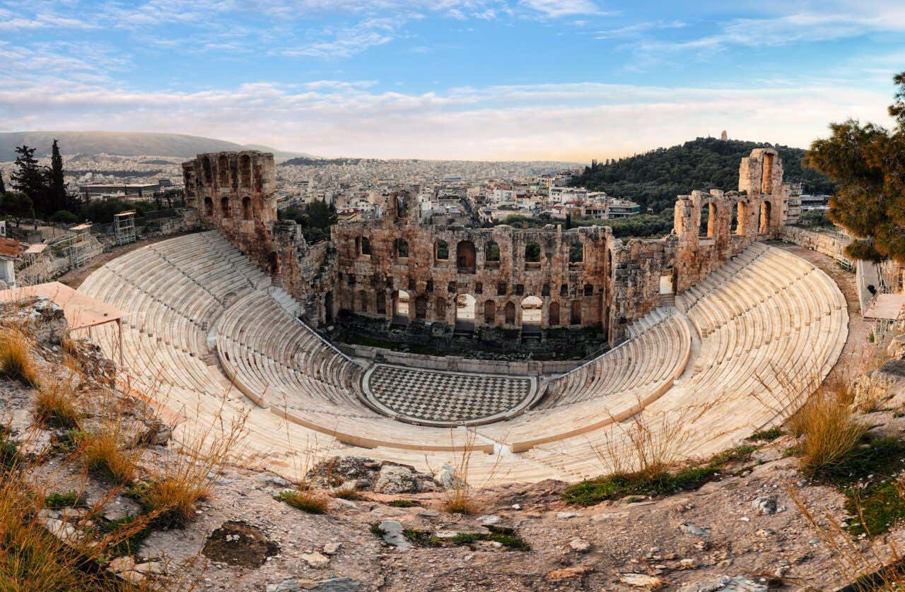 Vista panorâmica do antigo anfiteatro da Acrópole de Atenas com a cidade ao fundo