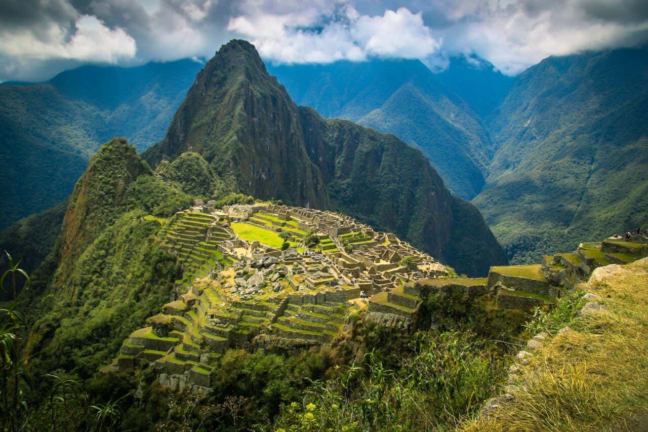 Panorâmica aérea do sítio arqueológico de Machu Picchu, a cidade de pedra rodeada de montanhas no Peru 