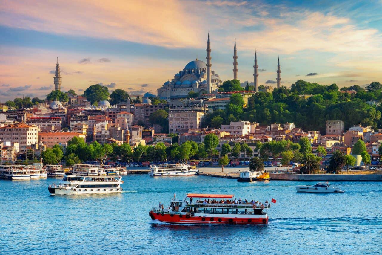 Vista panorâmica de Istambul com Santa Sofia ao fundo e barcos passeando pelo Bósforo