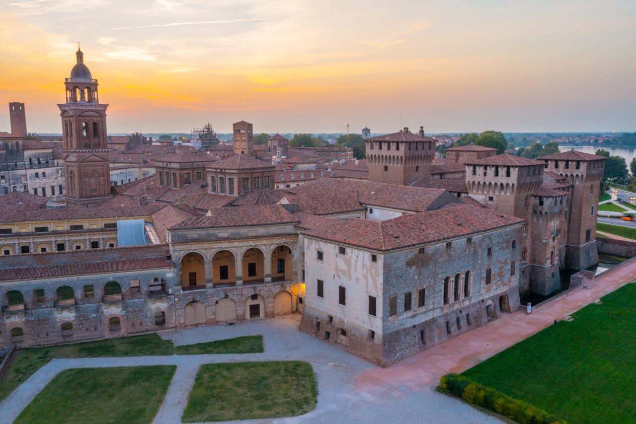 Il Castello di San Giorgio fotografato all'alba, con il mastio e le torri, collegate agli altri edifici neoclassici del Palazzo Ducale di Mantova