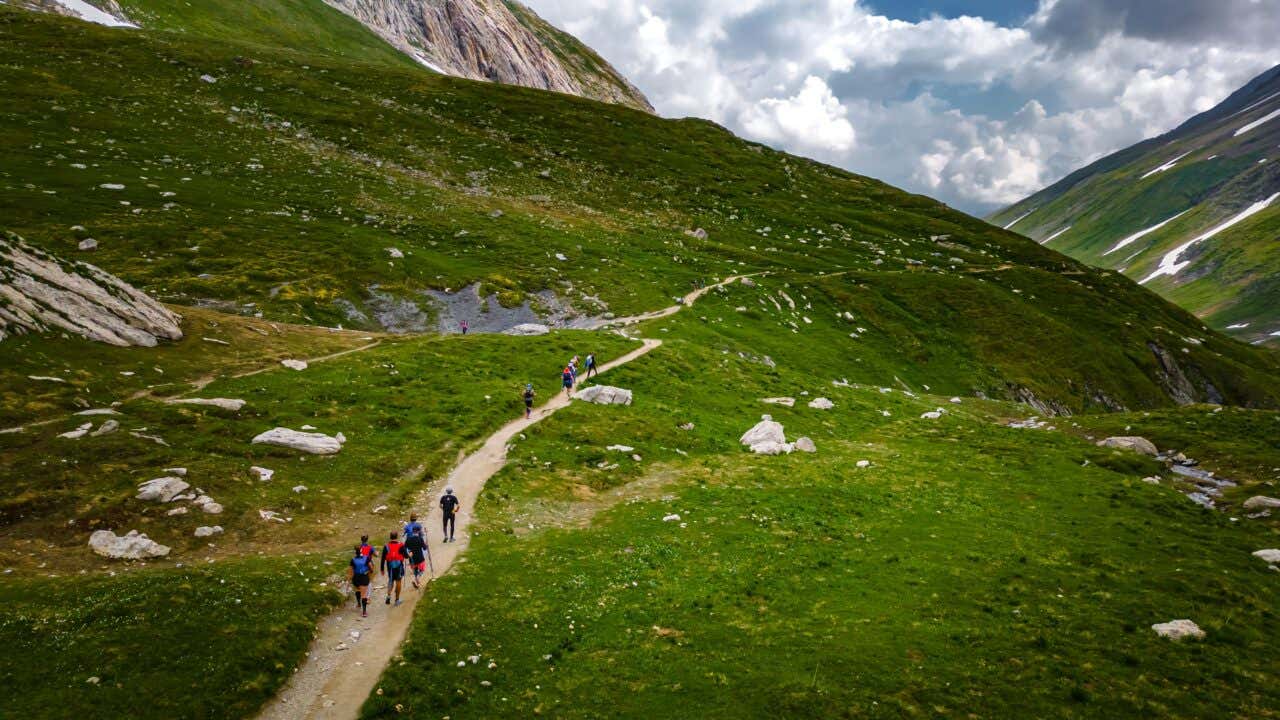 Randonneurs sur un chemin de randonnée en été à Chamonix