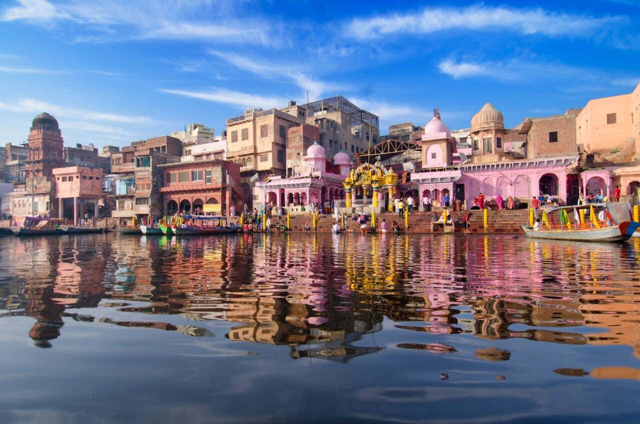 Varanasi vista do rio Ganges, com edifícios coloridos da arquitetura indiana