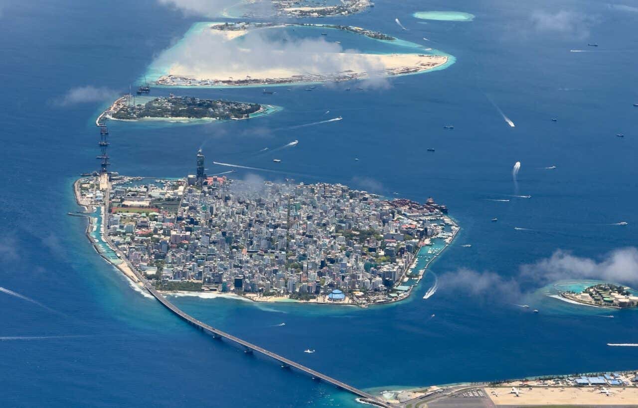 Vista aérea da cidade de Malé, capital das Maldivas, com a ponte Sinamale