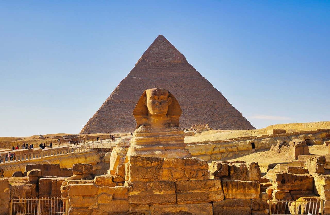 Vista panorâmica da Grande Esfinge de Gizé com a Pirâmide de Khafre ao fundo, vista do templo do vale no planalto de Gizé