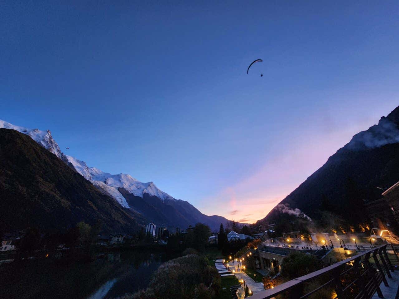 Piscine extérieure au crépuscule en face des montagnes