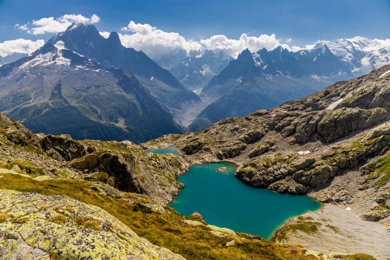 Vue sur le lac Blanc avec les montagne sen toile de fond