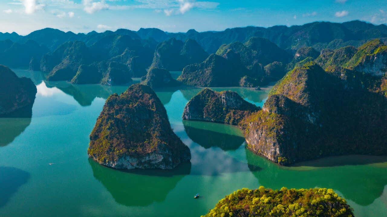 Vue sur la baie d'Ha Long et ses formation rocheuses