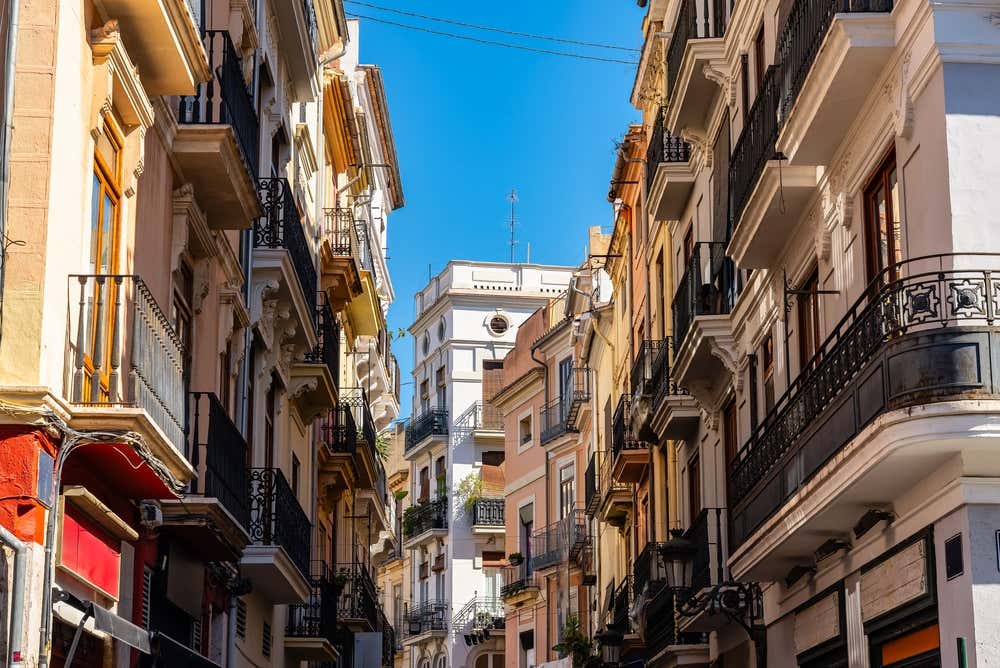 Case colorate nel centro di Valencia in un tipico vicolo pittoresco del centro storico