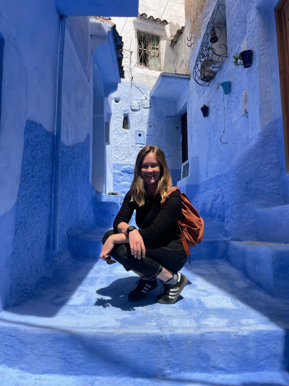 Alice visitando Chefchaouen, Marruecos