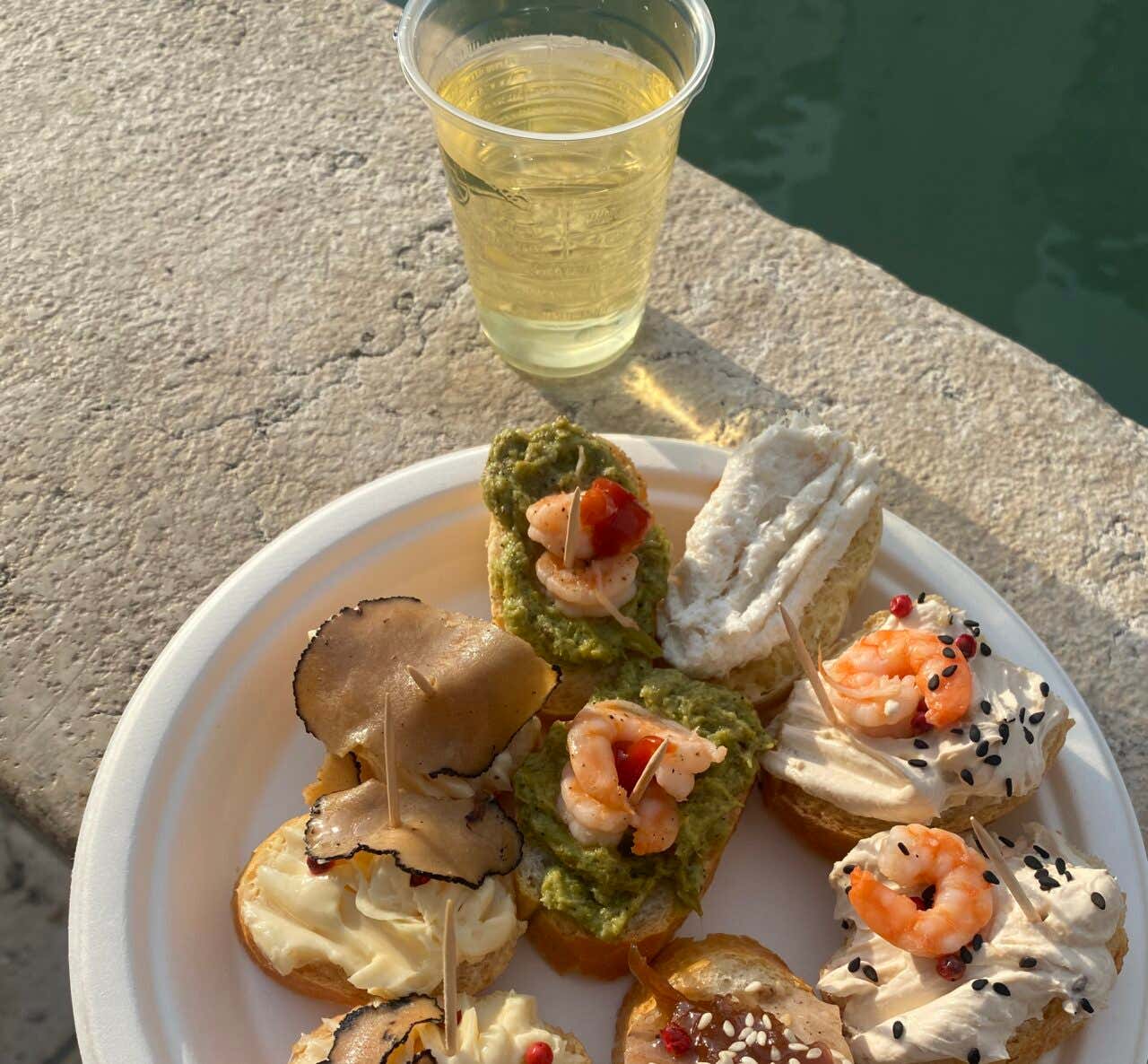 Un'ombra e un piatto di cicchetti