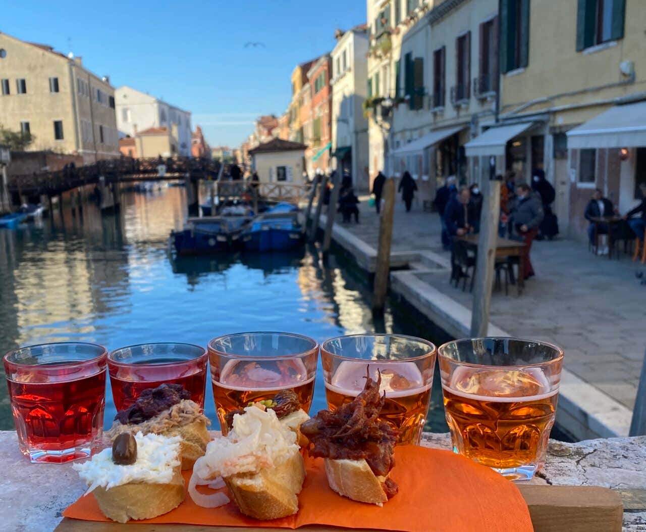 I cicchetti e degli spritz sullo sfondo