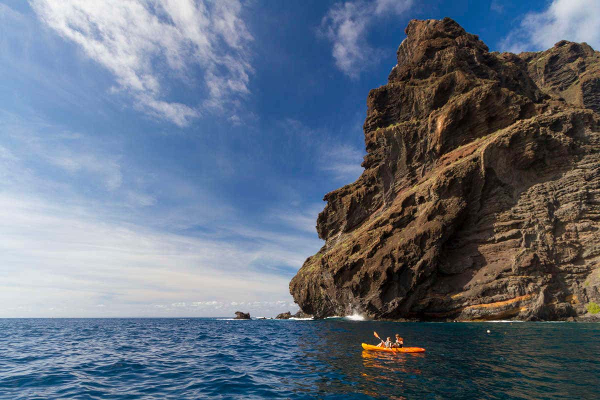 Un kayak navegando junto a los impresionantes acantilados de Los Gigantes, en el sur de Tenerife