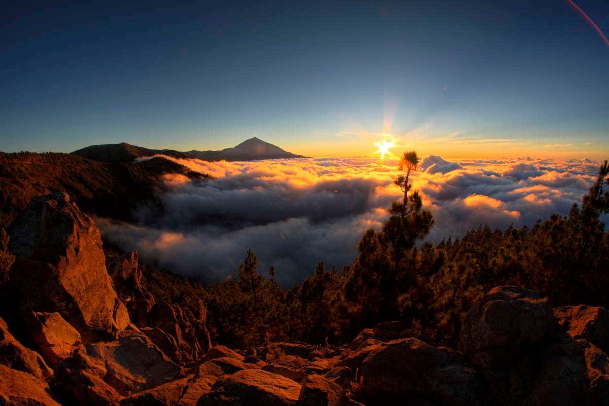 Vistas de un atardecer con nubes bajas en el Parque Nacional del Teide