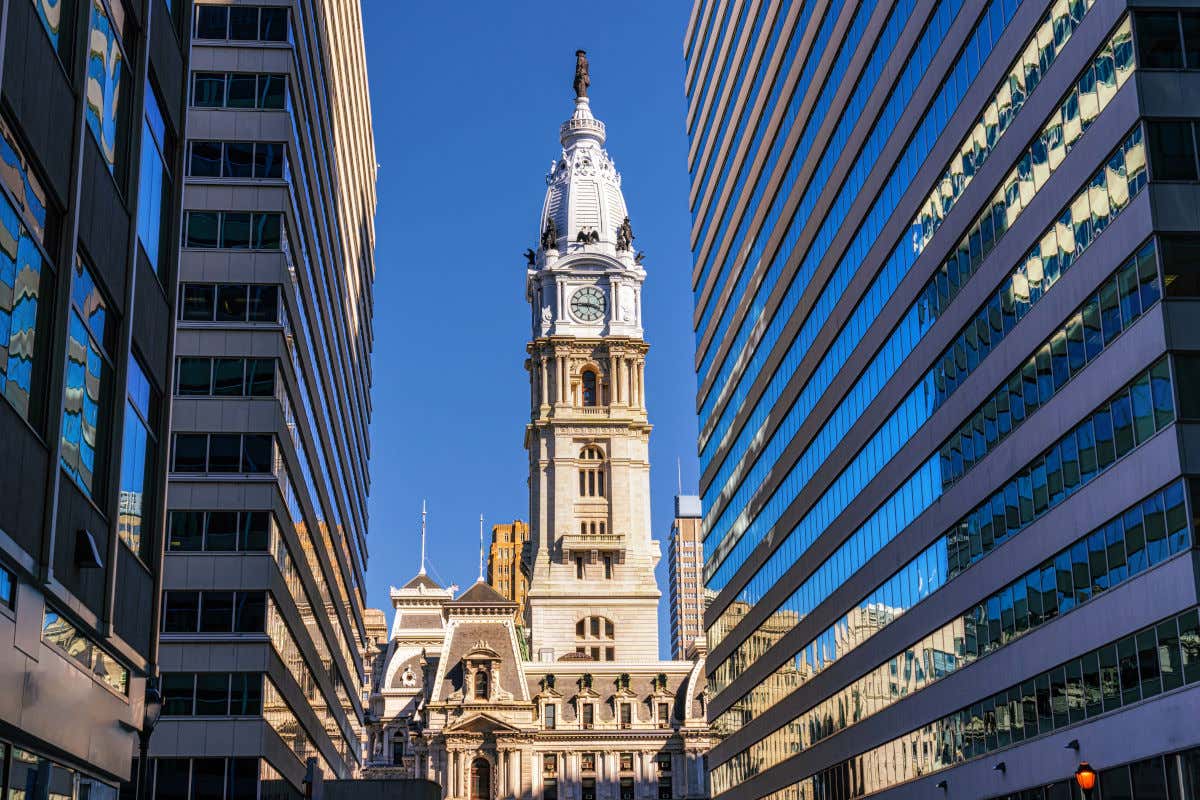 Torre del Ayuntamiento de Filadelfia en una calle entre edificios modernos