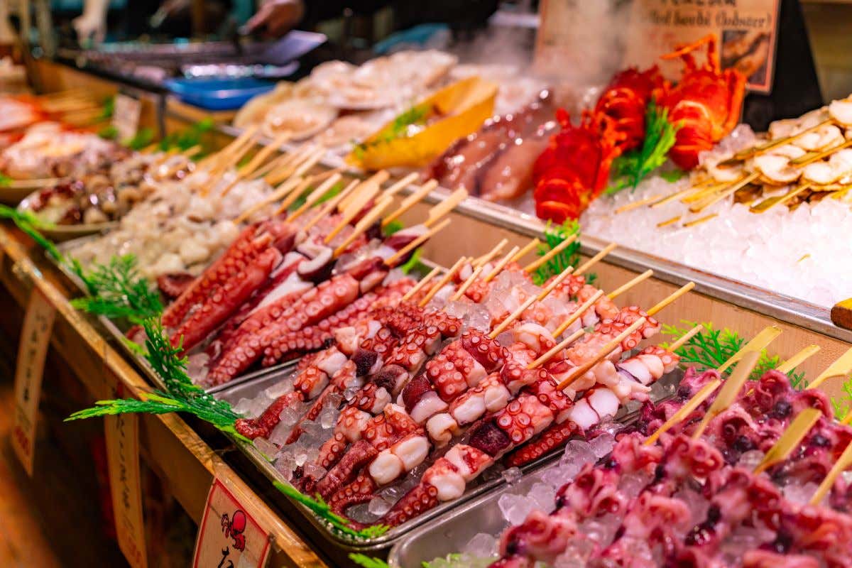 Detalle de uno de los puestos de comida en el mercado de Nishiki donde se ven brochetas de pulpo