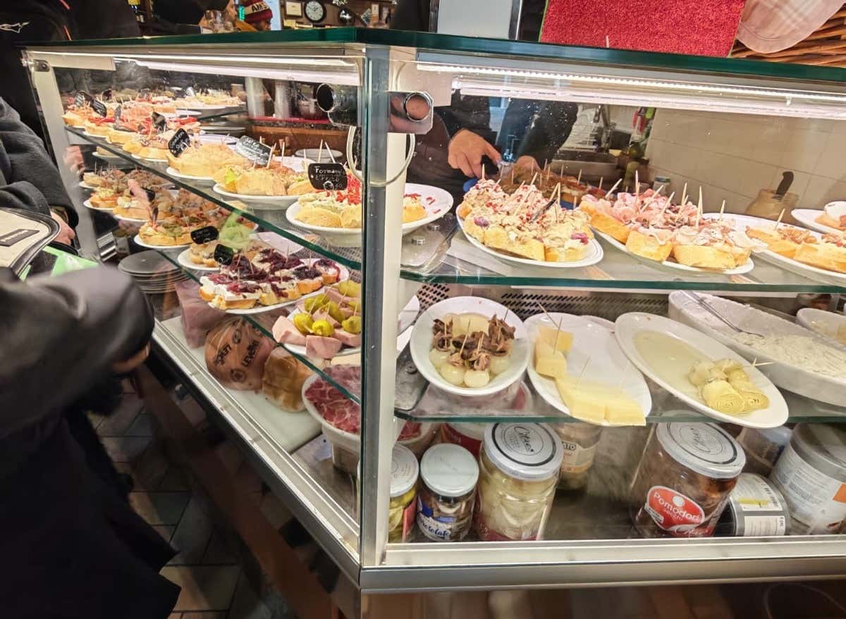 Un bancone di un bacaro tipico veneziano