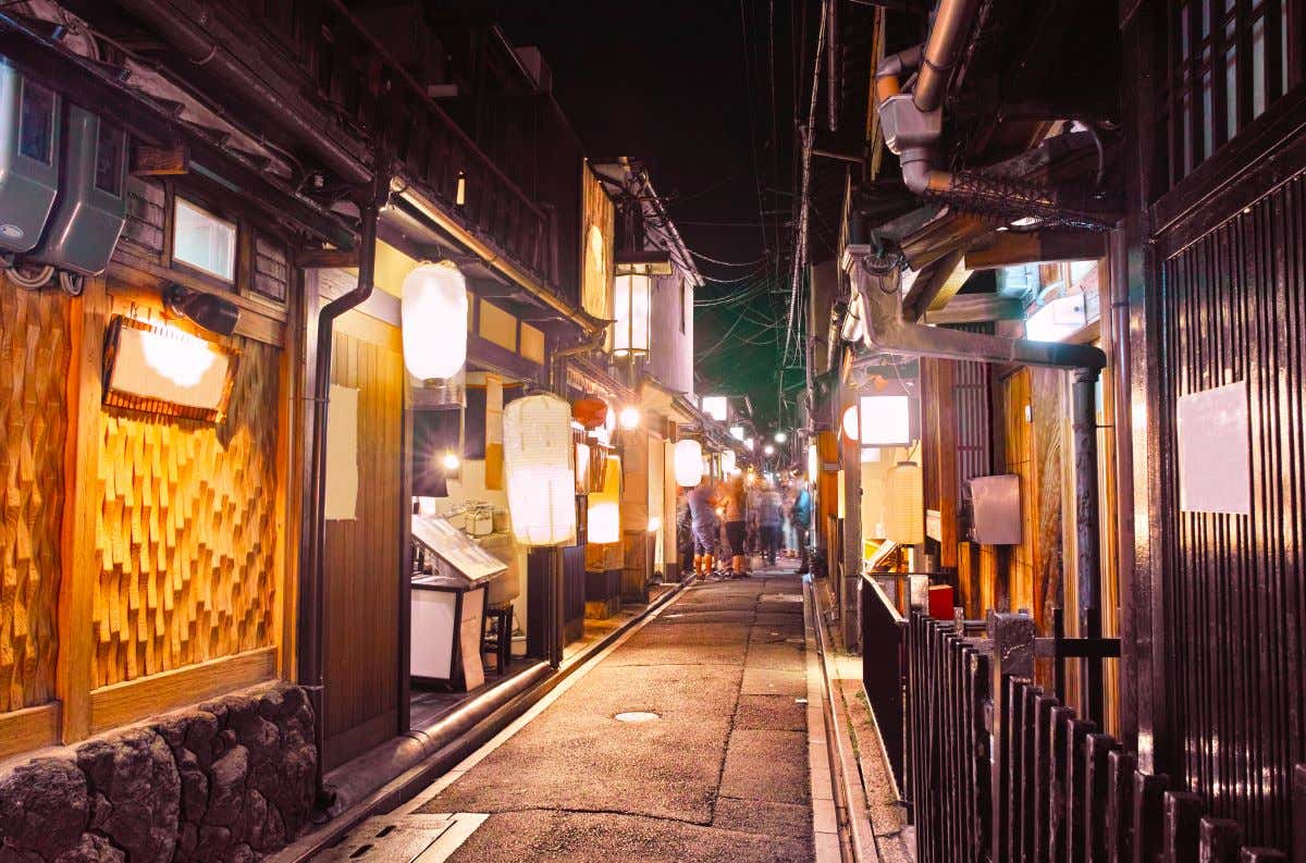 Callejón de Pontocho donde se ven varios restaurantes con faroles iluminados