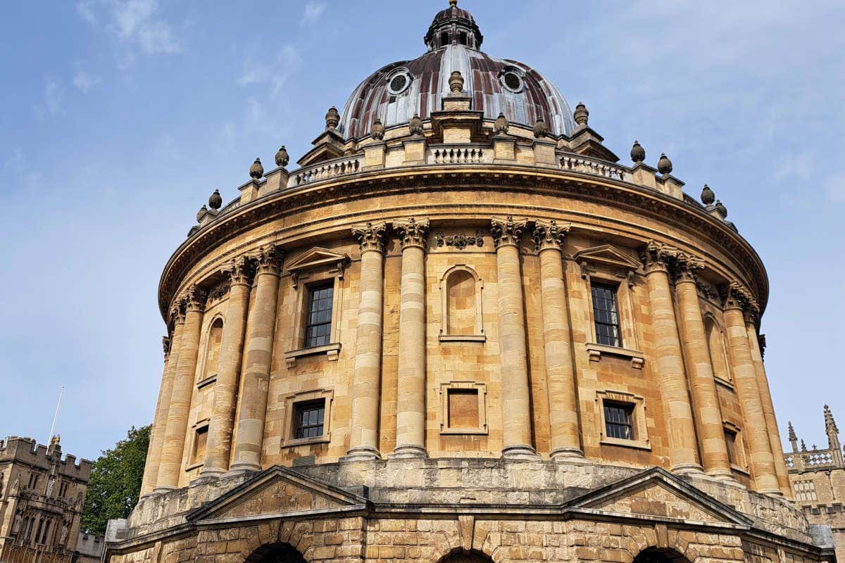 Fachada circular en tonos amarillos y columnas de la Cámara Radcliff, en Oxford
