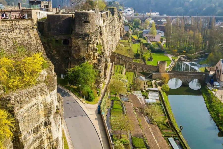 Vue aérienne sur les remparts de Luxembourg et deux ponts en pierre traversant la rivière Alzette