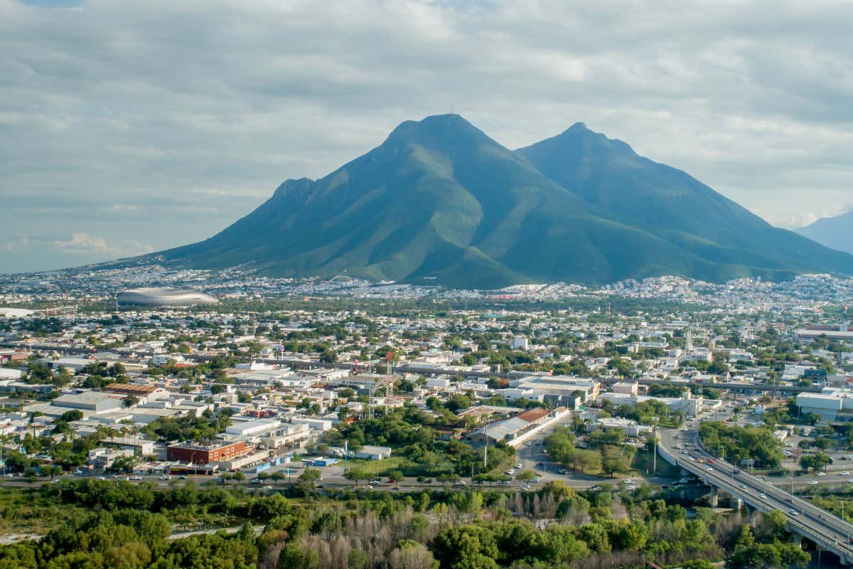 El cerro de la Silla, una montaña verde rodeando los edificios de la ciudad de Monterrey
