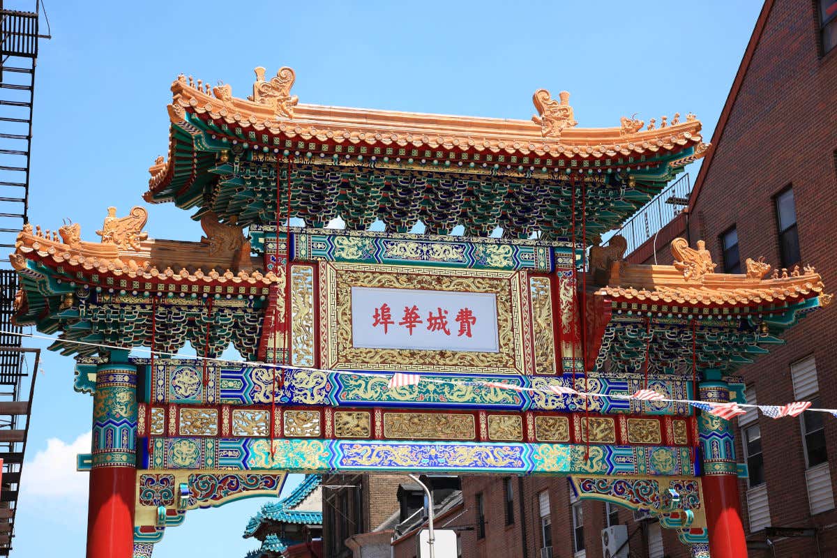 Una puerta monumental de decoración china