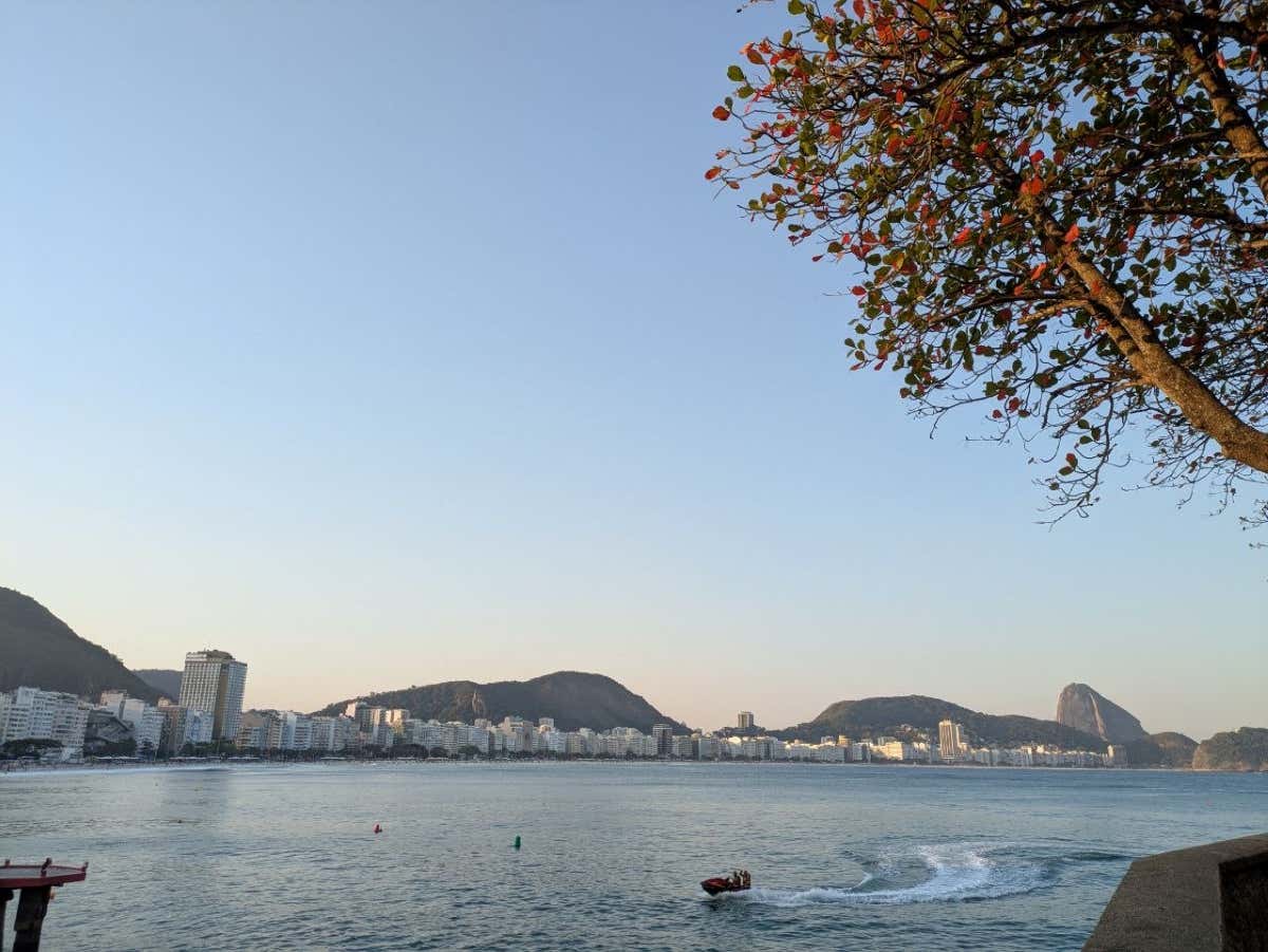 Panorámica de la playa de Copacabana al atardecer
