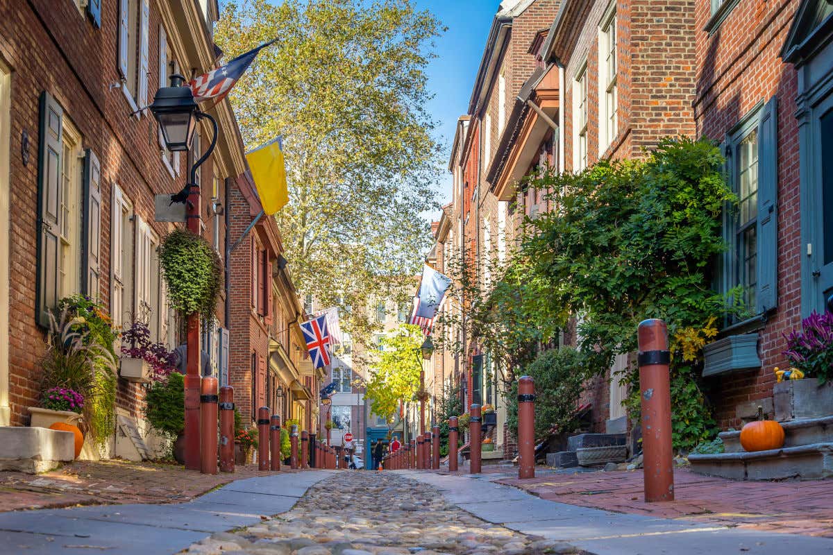 Varias casas de fachada de ladrillo con banderas norteamericanas colgando