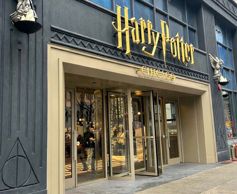 Fachada da Harry Potter Shop em Chicago com paredes pretas e letras em dourado