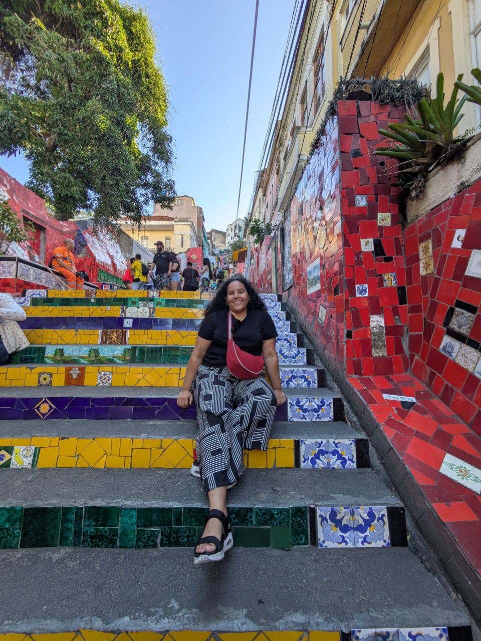 Una chica posando en la Escalera de Selarón, un lugar que ver en Río de Janeiro