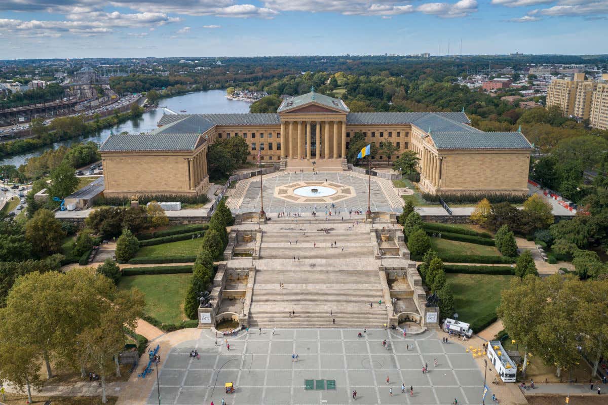 Vista aérea de las famosas escaleras de Rocky Balboa frente a un museo de Filadelfia